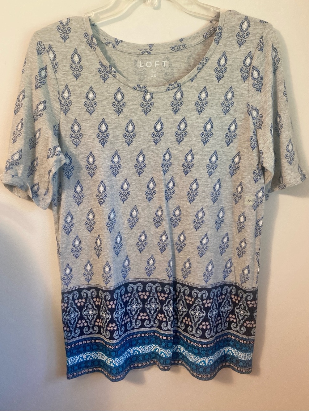 Ann Taylor Loft Swirl Paisley Tee Shirt Top Size XS Gray Blue White Short Sleeve